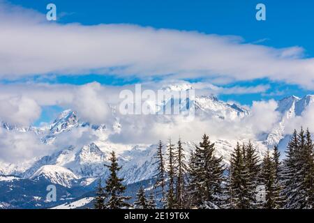 Piste da sci sotto il massiccio del Monte Bianco in inverno una giornata di sole Foto Stock