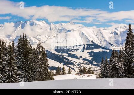 Piste da sci sotto il massiccio del Monte Bianco in inverno una giornata di sole Foto Stock