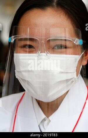 Tokyo, Giappone. 5 gennaio 2021. Un membro del personale indossa una maschera protettiva e uno scudo al Santuario di Kanda Myojin. Gli imprenditori giapponesi hanno visitato il santuario per pregare per la fortuna negli affari il 04 e 05 gennaio, i primi giorni lavorativi dell'anno. Credit: Rodrigo Reyes Marin/ZUMA Wire/Alamy Live News Foto Stock