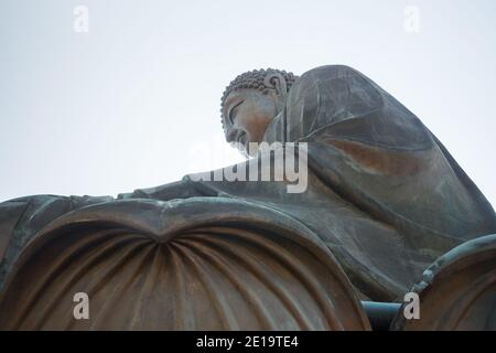 Bel colpo del famoso Buddha Tian Tan da un angolo molto basso (Grande Buddha, una grande statua di bronzo di Buddha Shakyamuni). Nessuno. Giorno di sole. Foto Stock