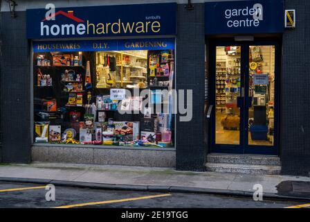 North Berwick, East Lothian, Scozia, Regno Unito, 5 gennaio 2021. Empty High Street in Lockdown: Il primo giorno del nuovo blocco scozzese tutti i negozi non essenziali sono chiusi. Un negozio di articoli per la casa e hardware è aperto Foto Stock