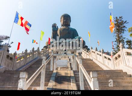 Bel colpo delle scale che saliscono fino al famoso Buddha Tian Tan (Grande Buddha, una grande statua di bronzo di Buddha Shakyamuni) nessuno. Giorno di sole. Foto Stock