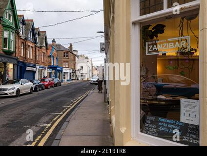 North Berwick, East Lothian, Scozia, Regno Unito, 5 gennaio 2021. Empty High Street in Lockdown: Il primo giorno del nuovo blocco scozzese il centro cittadino, normalmente occupato, è molto tranquillo e quasi nessuno cammina lungo la strada. Tutti i negozi non essenziali sono chiusi Foto Stock