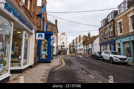 North Berwick, East Lothian, Scozia, Regno Unito, 5 gennaio 2021. Empty High Street in Lockdown: Il primo giorno del nuovo blocco scozzese il centro cittadino, normalmente occupato, è molto tranquillo e quasi nessuno cammina lungo la strada. Tutti i negozi non essenziali sono chiusi Foto Stock