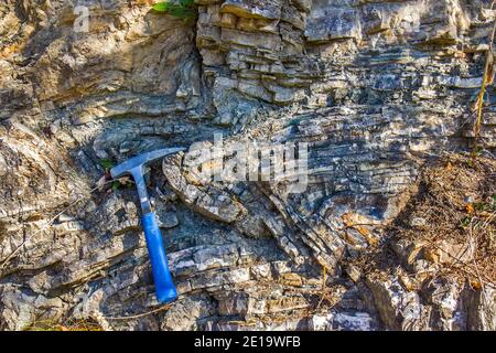 Martello geologico sulle rocce Foto Stock