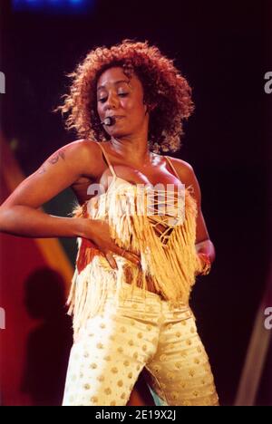 Mel B (Melanie Brown) è quasi uscito dal suo miglior concerto, festeggia il concerto del South Africa Freedom Day sulla piazza, Londra, Inghilterra, UK. Nip slip Foto Stock