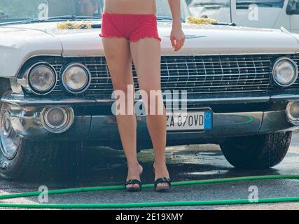 donna in un servizio di autolavaggio Foto Stock
