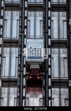 Un lavoratore prende l'ascensore a Lloyds di Londra, nella città di Londra durante il Coronavirus Tier2 Lockdown, quartiere finanziario, Londra, Inghilterra, Regno Unito Foto Stock