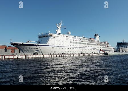 La nave passeggeri Berlino ormeggiata al molo Lieutenant Schmidt di San Pietroburgo, Russia Foto Stock