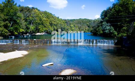 Lindenlure Lake Dam a Linden Missouri, appena a sud-est di Springfield Missouri nella splendida Ozarks nel sud-ovest del Missouri Foto Stock