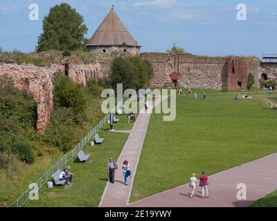 Persone nella fortezza Oreshek vicino a San Pietroburgo, Russia. Fondata nel 1323, fortemente danneggiata nella seconda guerra mondiale, la fortezza è dichiarata Patrimonio dell'Umanità dall'UNESCO Foto Stock
