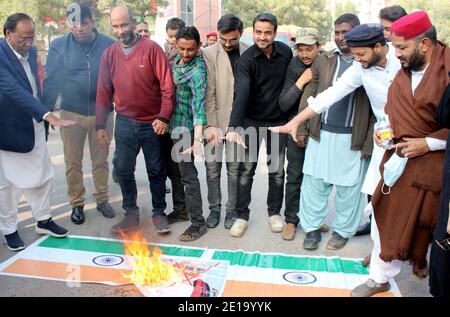 I membri di Sunni Tehreek stanno organizzando una manifestazione di protesta contro le forze indiane e l'aggressione del governo ed esprimono la loro solidarietà al popolo Kashmiri, presso il club stampa di Hyderabad martedì 05 gennaio 2021. Foto Stock