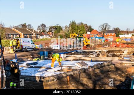 Isolamento che viene installato alle fondamenta per nuove case che vengono posate in un cantiere a Kingsholm, Gloucester Regno Unito Foto Stock