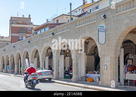 San Marino - 16 giugno 2019: Mercato dell'antiquariato domenica nella Repubblica di San Marino. Foto Stock