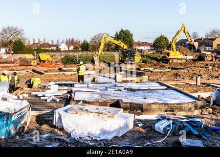 Isolamento che viene installato alle fondamenta per nuove case che vengono posate in un cantiere a Kingsholm, Gloucester Regno Unito Foto Stock