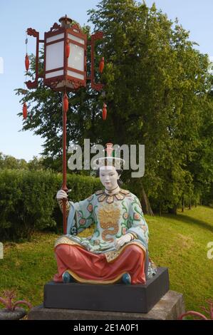 Statua di zinco di donna cinese seduta e tenuta lanterna cinese, presso il grande ponte cinese a Tsarskoe Selo, Pushkin vicino a San Pietroburgo, Russia Foto Stock