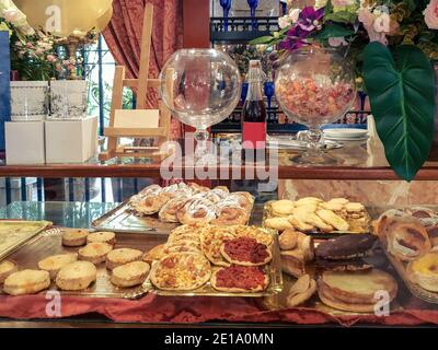 prelibatezze, dolci, pasticcini sul conto Foto Stock