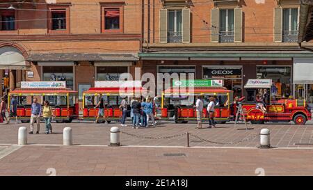 Bologna, Italia - 16 giugno 2019: Treno turistico rosso in Via a Bologna, Italia. Foto Stock