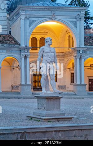Udine, Italia - 6 marzo 2020: Statua storica in Piazza della Liberta a Udine, Italia. Foto Stock