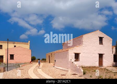 Tratalias, Sardegna, Italia - Luglio 2011, borgo medievale, case colorate Foto Stock