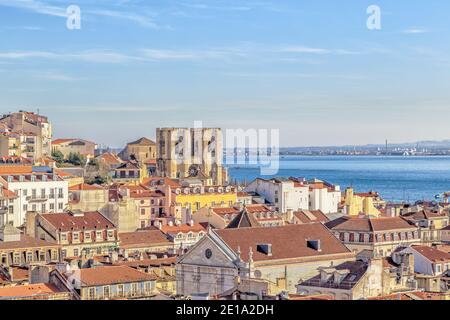 Vista di Lisbona con la Cattedrale Sé de Lisboa o Igreja de Santa Maria Maior. Foto Stock