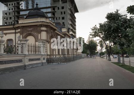 CHISINAU, MOLDAVIA - 7 GIUGNO 202: Villa monumento Herta dal 1906 con recinzione e ornamenti nel centro della città vicino al palazzo del parlamento. Un hotel incompiuto Foto Stock