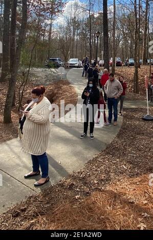 COBB COUNTY, GA - 5 GENNAIO: Gli elettori nella zona di Kennesaw Legacy Park della contea di Cobb fuori in gran numero oggi per votare durante le gare di runoff del Senato della Georgia il 5 gennaio 2021 nella contea di Cobb, Georgia. Credito: Mpi34/MediaPunch Foto Stock