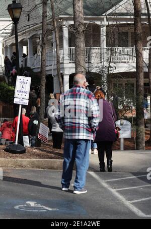 COBB COUNTY, GA - 5 GENNAIO: Gli elettori nella zona di Kennesaw Legacy Park della contea di Cobb fuori in gran numero oggi per votare durante le gare di runoff del Senato della Georgia il 5 gennaio 2021 nella contea di Cobb, Georgia. Credito: Mpi34/MediaPunch Foto Stock