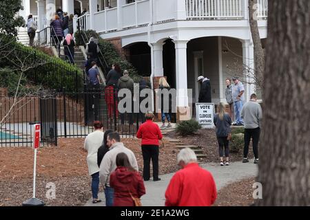 COBB COUNTY, GA - 5 GENNAIO: Gli elettori nella zona di Kennesaw Legacy Park della contea di Cobb fuori in gran numero oggi per votare durante le gare di runoff del Senato della Georgia il 5 gennaio 2021 nella contea di Cobb, Georgia. Credito: Mpi34/MediaPunch Foto Stock