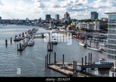 Amburgo, Germania - 21 agosto 2019: Panoramica del molo sul fiume Elba con navi da crociera, barche e barche a vela a St. Pauli, Amburgo, Germania Foto Stock