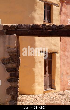 Tratalias, Sardegna, Italia - Luglio 2011, borgo medievale, case colorate Foto Stock