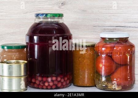 Scaffali in dispensa con frutta e verdura in scatola fatte in casa. Foto Stock