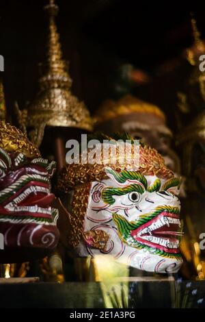 Maschere da ballo tradizionali Lakhon khol khmer in mostra al Wat Svay Andet pagoda vicino Phnom Penh Cambogia Foto Stock