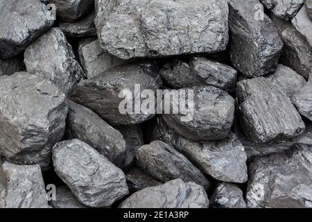 Cumulo di grumi di carbone nero, carburante e concetto di potenza. Foto Stock