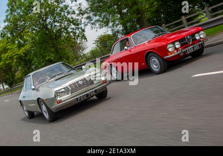 Alfa GT Veloce 1750 (Giulia GTV serie 105) E Lancia Fulvia 1960 vetture sportive italiane Foto Stock