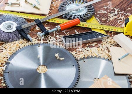 strumento di lavoro di falegname su un albero Foto Stock