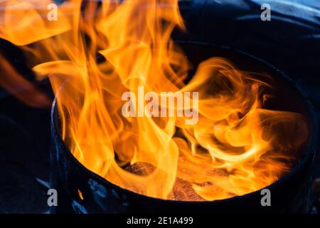 la fiamma del gas fuoriesce dal tubo, concetto di protezione ambientale. Foto Stock