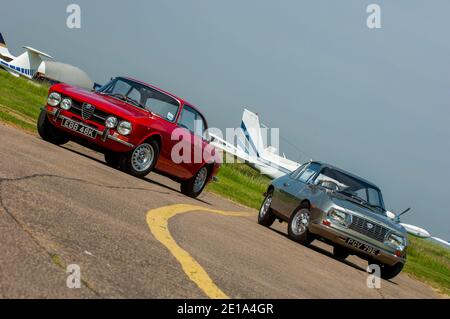 Alfa GT Veloce 1750 (Giulia GTV serie 105) E Lancia Fulvia 1960 vetture sportive italiane Foto Stock