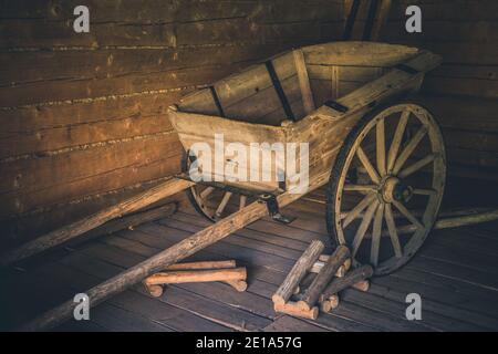 Vecchio carrello di legno d'annata un fienile. Tradizionale carrello di legno Foto Stock