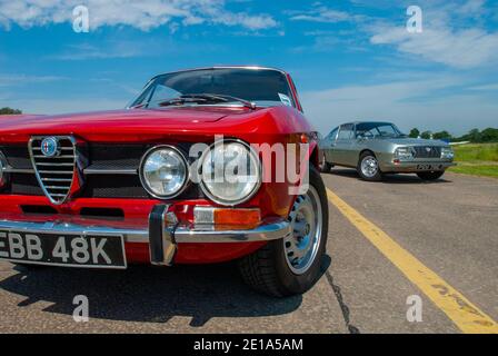 Alfa GT Veloce 1750 (Giulia GTV serie 105) E Lancia Fulvia 1960 vetture sportive italiane Foto Stock