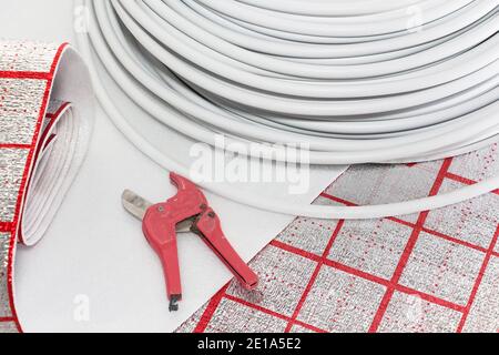 Impianto di riscaldamento a pavimento in una nuova casa residenziale Foto Stock