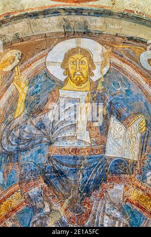 Interno della chiesa romanica di Sant Climent, consacrata nel 1123. Cristo Pantocratore sopra la zona del coro. Taüll, Provincia di Lleida, Catalogna, Sp Foto Stock