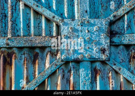 Vecchia vernice di pealing su una porta di un'unità industriale a Gravesend Kent. Foto Stock