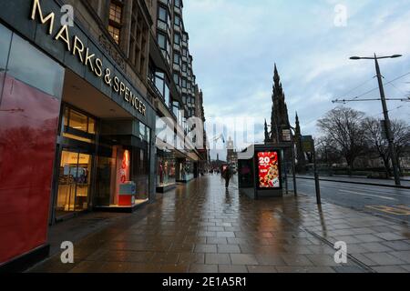 Edimburgo, Scozia, Regno Unito. 05 gennaio 2021. Princes Street una delle principali vie dello shopping di Edinbrugh è per lo più deserta durante il blocco 2021 Credit: David Coulson/Alamy Live News Foto Stock