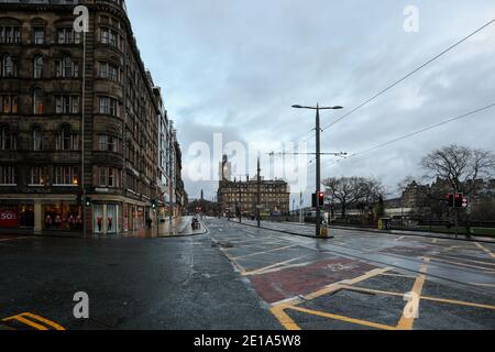 Edimburgo, Scozia, Regno Unito. 05 gennaio 2021. Princes Street una delle principali vie dello shopping di Edinbrugh è per lo più deserta durante il blocco 2021 Credit: David Coulson/Alamy Live News Foto Stock