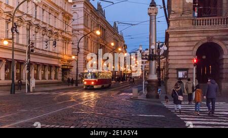 PRAGA - Dicembre 30: Tram T3 con decorazioni natalizie e luci nella strada tra Teatro Nazionale e caffè Slavia il 30 dicembre 2020 a Prag Foto Stock