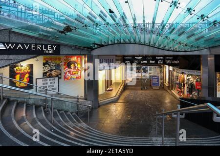 Edimburgo, Scozia, Regno Unito. 05 gennaio 2021. Princes Street una delle principali vie dello shopping di Edinbrugh è per lo più deserta durante il blocco 2021 Credit: David Coulson/Alamy Live News Foto Stock