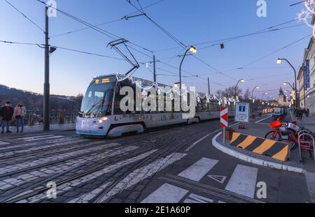 PRAGA - 30 dicembre: Tram Skoda 15T con decorazioni natalizie e luci nella vicina neigborhood del Teatro Nazionale il 30 dicembre 2020 a Praga, Foto Stock