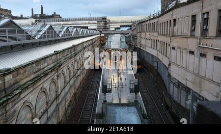 Edimburgo, Scozia, Regno Unito. 05 gennaio 2021. Treni alla stazione di Edinburgh Waverley senza nessuno sulla piattaforma Credit: David Coulson/Alamy Live News Foto Stock