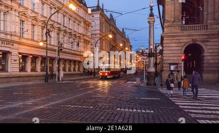 PRAGA - Dicembre 30: Tram T3 con decorazioni natalizie e luci nella strada tra Teatro Nazionale e caffè Slavia il 30 dicembre 2020 a Prag Foto Stock